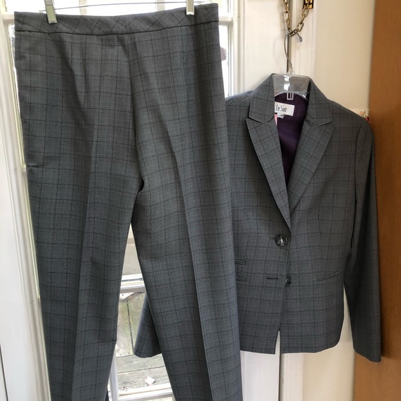 Womens 2 peice pantsuit, Size 8 - Picture 4 of 6